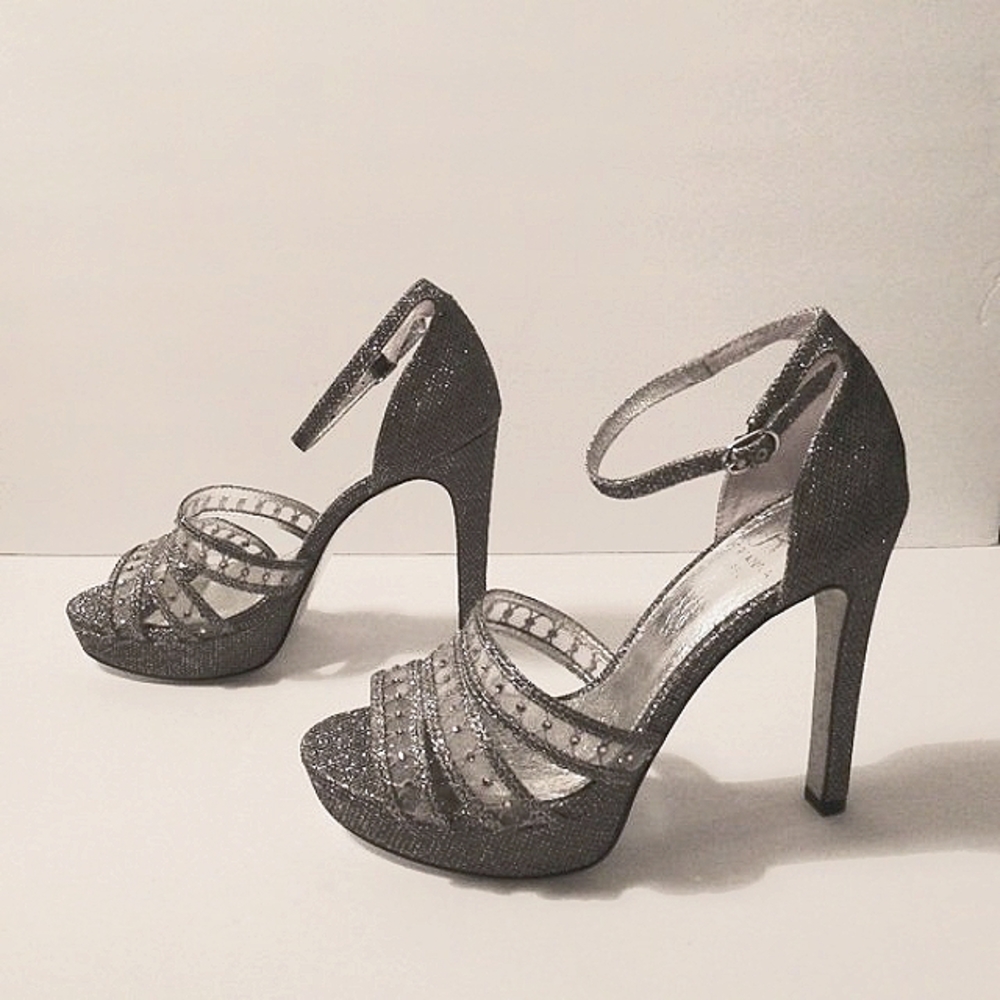 NWOT Adrianna Papell Silver Glitter Heels 7.5 US/37.5 EU